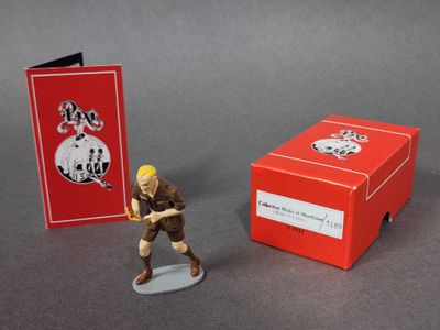 figurine représentant un homme tenant une batte de baseball à côté d'une boîte rouge