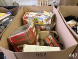 une boîte en carton remplie de différents types d'objets