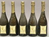 quatre bouteilles de vin sont alignées