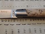 un couteau posé sur une feuille de papier