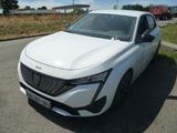 une voiture blanche garée sur le bord de la route