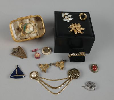 un assortiment de bijoux comprenant des bagues, des broches et d'autres articles