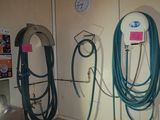 Plusieurs tuyaux sont raccordés à un mur dans une pièce.
