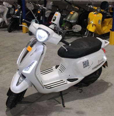 un scooter garé dans un garage