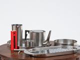 une petite table sur laquelle sont posés de nombreux objets divers