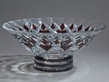 un bol en verre posé sur une table