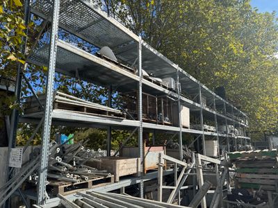 un gros tas de métal et de bois dans une casse