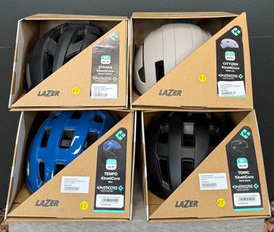 trois cartons de casques sont empilés les uns sur les autres