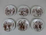six assiettes marron et blanches ornées de représentations de personnes