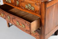 Commode en noyer mouluré à façade légèrement galbée ouvrant … (photo 5)