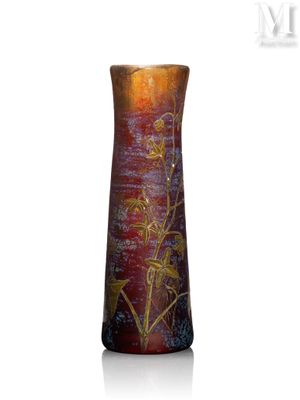 un vase avec un tableau posé sur une table