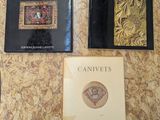 trois livres posés sur une table sur laquelle se trouve une horloge