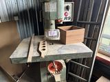 une machine posée sur une table dans une pièce