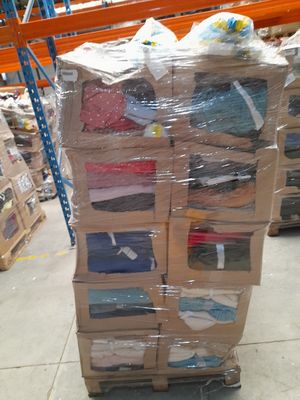 LOT DE SOLDERIE DONT DONT VETEMNTS + CHAUSSETTES + PLAIDS + LINGE DE M - Photo 1