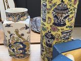 de nombreux vases de toutes sortes posés sur une table dans une pièce