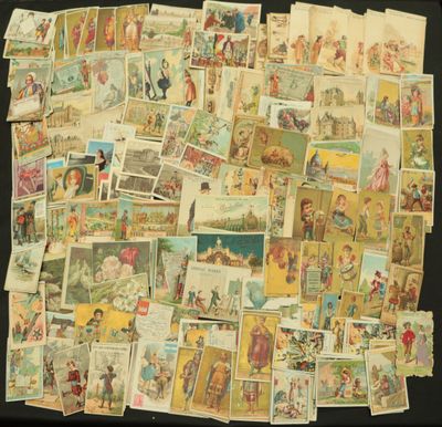 beaucoup de vieilles cartes postales sur la table