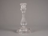 un bougeoir en verre transparent posé sur une table