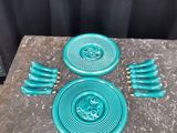un gros plan d'une table sur laquelle sont posées plusieurs assiettes