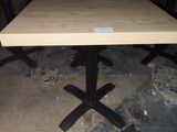 deux tables placées au milieu d'une pièce