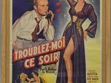 photo encadrée d'une affiche de cinéma représentant un homme et une femme en robe