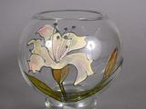 un vase en verre contenant une fleur