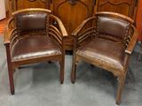 deux chaises placées l'une à côté de l'autre dans une pièce
