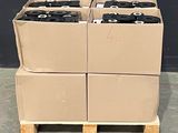 quatre cartons de pneus empilés sur une palette dans un entrepôt