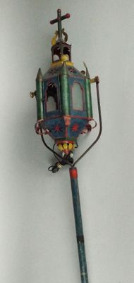 une petite lampe jouet fixée à un mât