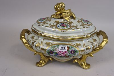 une soupière blanche et dorée ornée de fleurs