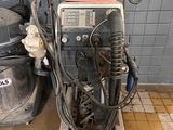 une machine posée sur un chariot dans une pièce