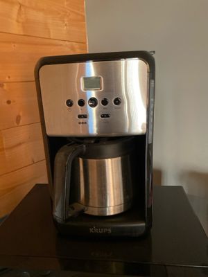 une cafetière posée sur une table