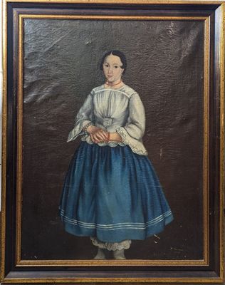 un vieux tableau représentant une femme en robe bleue tenant une pomme