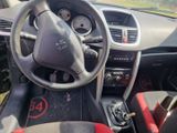vue du tableau de bord d'une voiture avec un volant et des commandes sur le tableau de bord