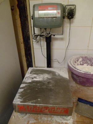 une image représentant une balance sur laquelle se trouve de la farine