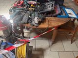 une table sur laquelle sont posés de nombreux outils