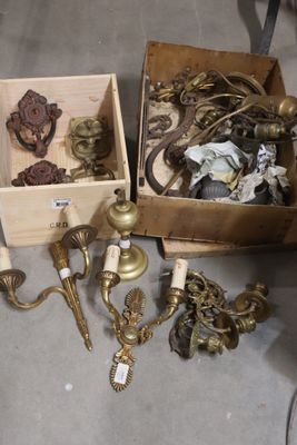 beaucoup d'objets en laiton dans une boîte posée par terre