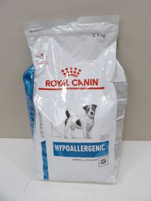 un sac de croquettes Royal Canin hypoallergéniques pour chien posé sur un comptoir