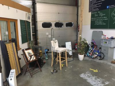 une pièce dans laquelle se trouvent beaucoup de meubles et un vélo