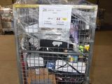 un chariot métallique contenant de nombreux articles dans un entrepôt