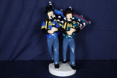 deux figurines représentant un couple de policiers tenant un drapeau