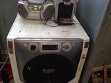une machine à laver blanche posée sur un sèche-linge
