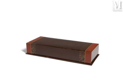 une boîte marron avec un couvercle marron sur fond blanc