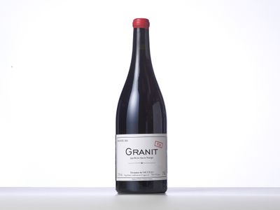 un gros plan sur une bouteille de vin rouge posée sur une table
