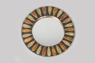 un miroir rond orné de feuilles orange et jaunes