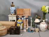 un grand nombre d'objets posés sur une table