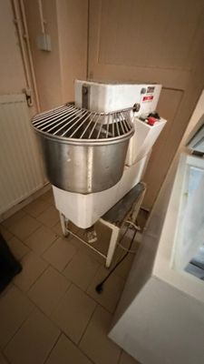 une photo d'une cuisine avec un mixeur et une fenêtre