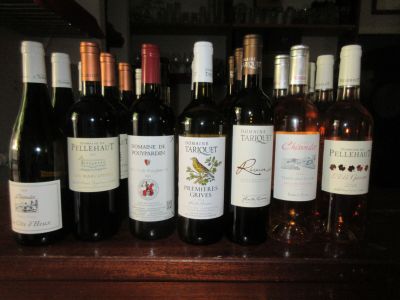des bouteilles de vin sont alignées sur une table dans une pièce