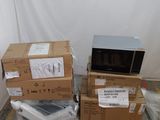 de nombreux cartons empilés sur le sol