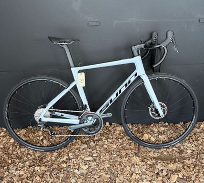 une photo d'un vélo garé contre un mur
