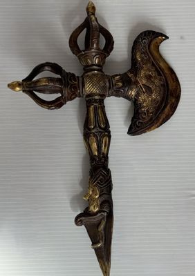 une image représentant une croix en métal surmontée d'un oiseau